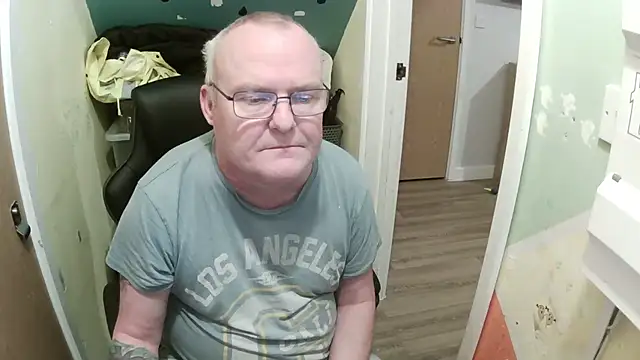 Snapshot of FriendlyDave chatting on February 2025 08:13:02 PM FriendlyDave online show from February 2025 08:13:02 PM