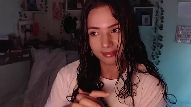 Snapshot of BeellyDance chatting on April 2026 07:00:01 PM BeellyDance online show from April 2026 07:00:01 PM