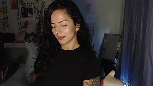 Snapshot of BeellyDance chatting on April 2026 11:16:01 AM BeellyDance online show from April 2026 11:16:01 AM