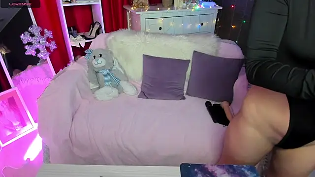 Snapshot of Queen_baby chatting on December 2024 01:20:02 AM Queen baby online show from December 2024 01:20:02 AM