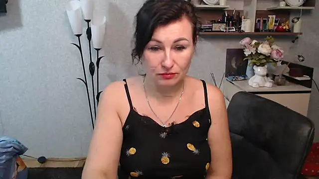 BeatriksS online show from November 2025 08:20:01 PM