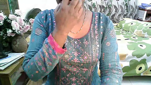 Snapshot of esita_1212 chatting on February 2025 01:53:02 PM esita 1212 online show from February 2025 01:53:02 PM