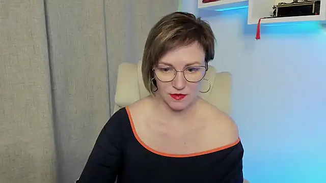 Snapshot of feliziaDesire chatting on May 2026 12:21:02 PM feliziaDesire online show from May 2026 12:21:02 PM
