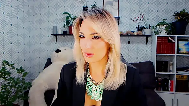 MillaXQueen online show from November 2025 02:43:02 PM