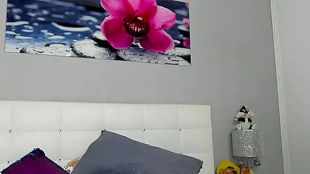 JuliaHunts online show from December 2025 05:24:02 AM