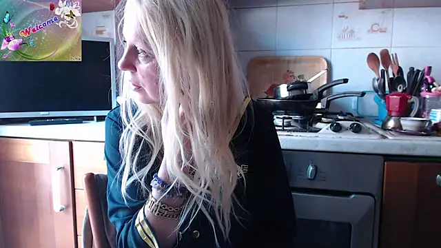 Snapshot of martachatte chatting on September 2025 07:42:01 AM martachatte online show from September 2025 07:42:01 AM