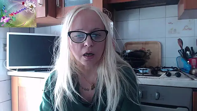 Snapshot of martachatte chatting on October 2025 08:56:02 AM martachatte online show from October 2025 08:56:02 AM