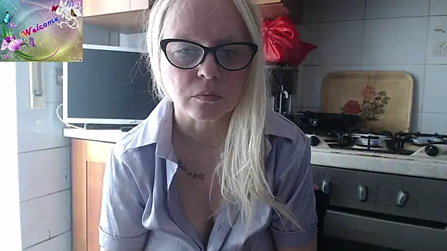 Snapshot of martachatte chatting on November 2025 09:44:02 AM martachatte online show from November 2025 09:44:02 AM