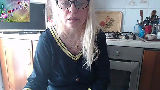 Snapshot of martachatte chatting on November 2025 09:42:02 AM martachatte online show from November 2025 09:42:02 AM