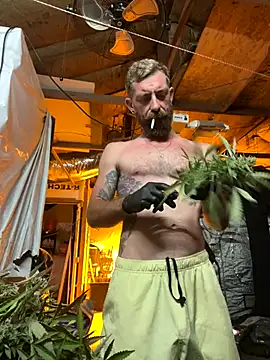 Snapshot of mandjpuff2 chatting on September 2025 06:28:02 AM mandjpuff2 online show from September 2025 06:28:02 AM