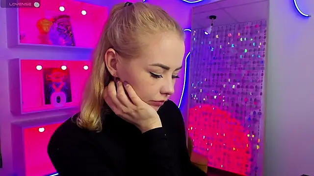 Snapshot of StephanieSweety chatting on April 2026 07:07:02 PM StephanieSweety online show from April 2026 07:07:02 PM