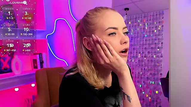 Snapshot of StephanieSweety chatting on April 2026 07:05:02 PM StephanieSweety online show from April 2026 07:05:02 PM