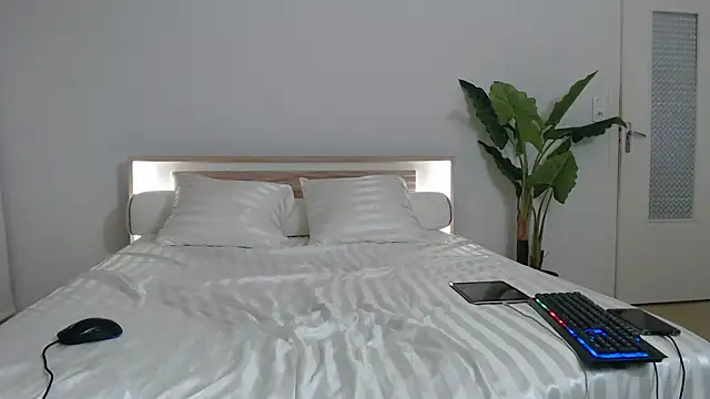 Snapshot of Crystal-dreamt chatting on March 2025 10:51:01 AM Crystal-dreamt online show from March 2025 10:51:01 AM