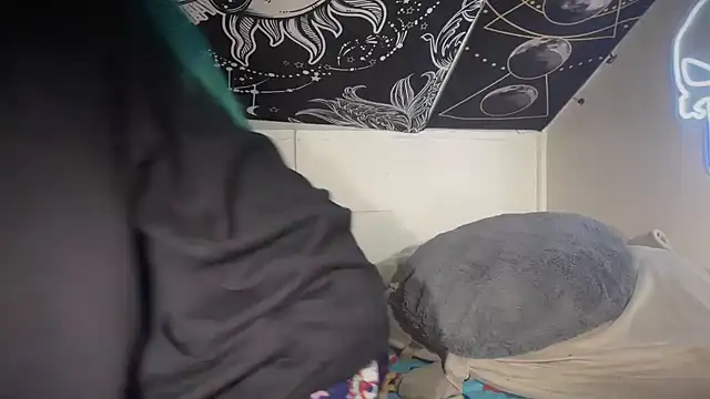 Snapshot of FRRANNKIE chatting on December 2024 08:57:02 PM FRRANNKIE online show from December 2024 08:57:02 PM