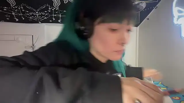 Snapshot of FRRANNKIE chatting on December 2024 12:00:02 AM FRRANNKIE online show from December 2024 12:00:02 AM