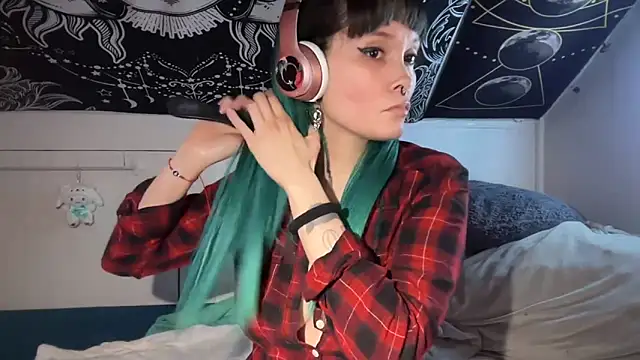 Snapshot of FRRANNKIE chatting on February 2025 12:05:02 PM FRRANNKIE online show from February 2025 12:05:02 PM