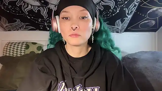 Snapshot of FRRANNKIE chatting on February 2025 06:33:02 AM FRRANNKIE online show from February 2025 06:33:02 AM