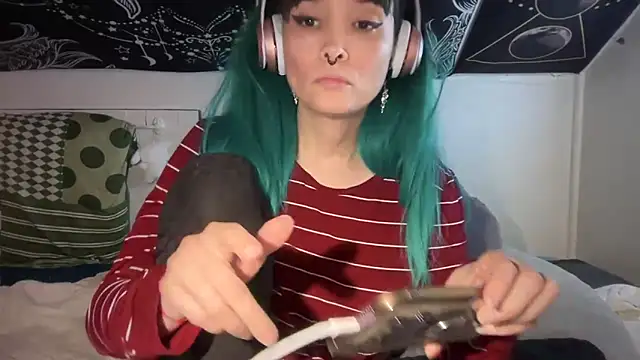 Snapshot of FRRANNKIE chatting on February 2025 01:51:01 PM FRRANNKIE online show from February 2025 01:51:01 PM