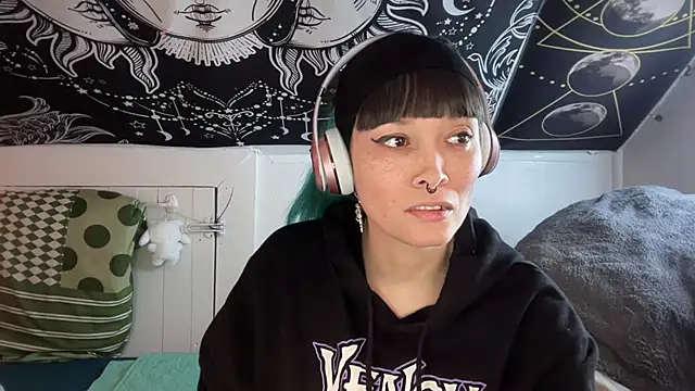 Snapshot of FRRANNKIE chatting on February 2025 10:17:02 AM FRRANNKIE online show from February 2025 10:17:02 AM