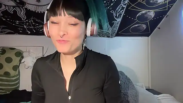 Snapshot of FRRANNKIE chatting on February 2025 08:25:01 PM FRRANNKIE online show from February 2025 08:25:01 PM