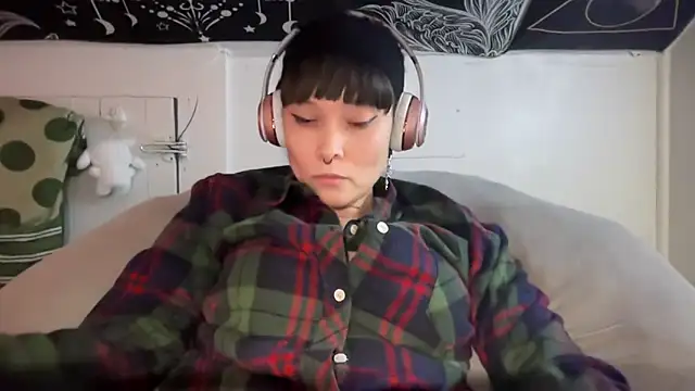 Snapshot of FRRANNKIE chatting on February 2025 04:21:01 PM FRRANNKIE online show from February 2025 04:21:01 PM