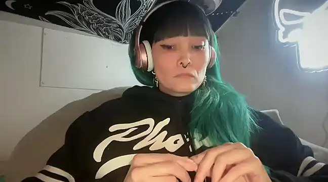 Snapshot of FRRANNKIE chatting on February 2025 01:58:01 PM FRRANNKIE online show from February 2025 01:58:01 PM