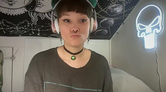 Snapshot of FRRANNKIE chatting on March 2025 09:17:02 AM FRRANNKIE online show from March 2025 09:17:02 AM