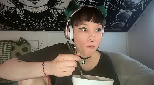 Snapshot of FRRANNKIE chatting on March 2025 12:23:02 PM FRRANNKIE online show from March 2025 12:23:02 PM