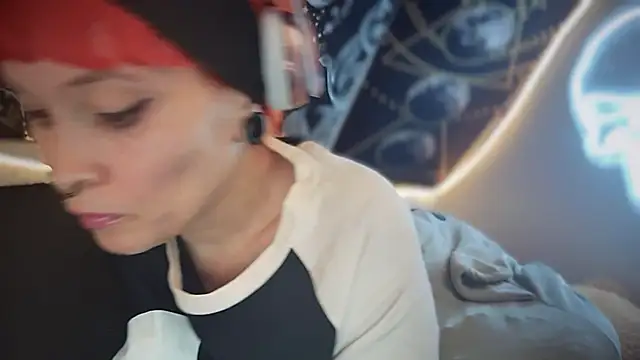 Snapshot of FRRANNKIE chatting on September 2025 11:02:02 AM FRRANNKIE online show from September 2025 11:02:02 AM