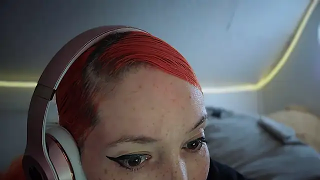 Snapshot of FRRANNKIE chatting on October 2025 06:38:02 PM FRRANNKIE online show from October 2025 06:38:02 PM