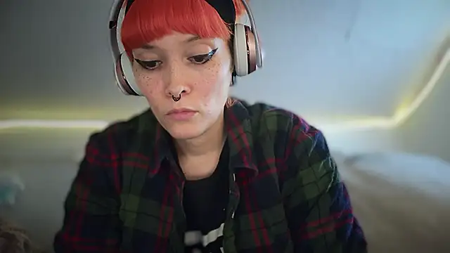 Snapshot of FRRANNKIE chatting on October 2025 02:54:01 AM FRRANNKIE online show from October 2025 02:54:01 AM