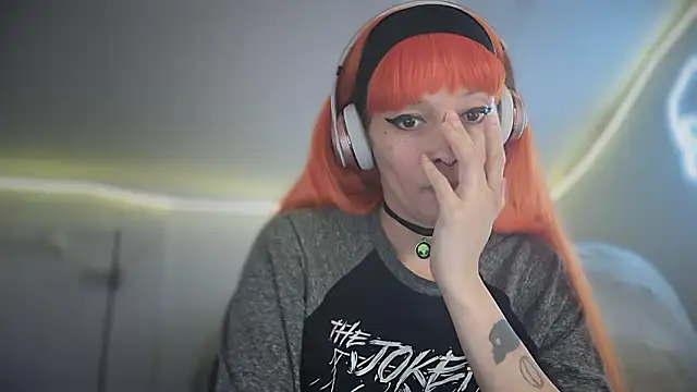 Snapshot of FRRANNKIE chatting on October 2025 02:10:01 AM FRRANNKIE online show from October 2025 02:10:01 AM