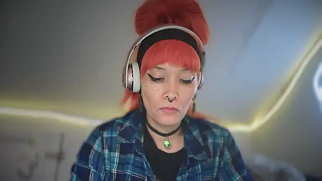 Snapshot of FRRANNKIE chatting on October 2025 05:48:02 PM FRRANNKIE online show from October 2025 05:48:02 PM