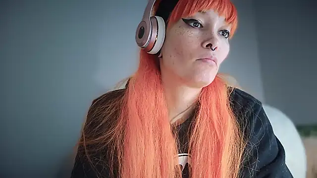 Snapshot of FRRANNKIE chatting on October 2025 06:54:02 PM FRRANNKIE online show from October 2025 06:54:02 PM