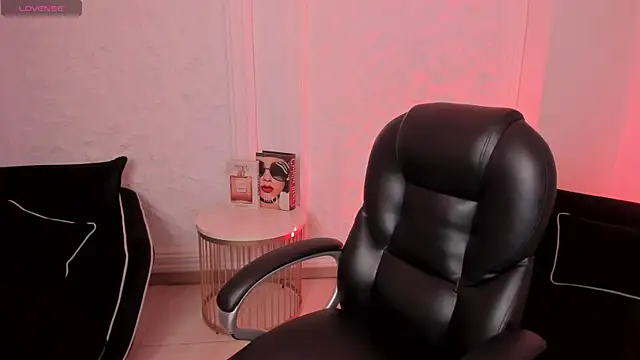 Snapshot of MileyCruz_ chatting on April 2026 07:45:01 PM MileyCruz online show from April 2026 07:45:01 PM