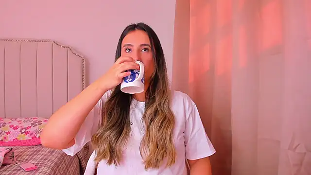 Snapshot of Hanna86 chatting on November 2025 01:59:02 PM Hanna86 online show from November 2025 01:59:02 PM