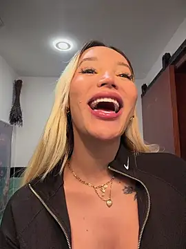 Snapshot of _viioletweekend_ chatting on November 2025 06:08:01 PM viioletweekend online show from November 2025 06:08:01 PM