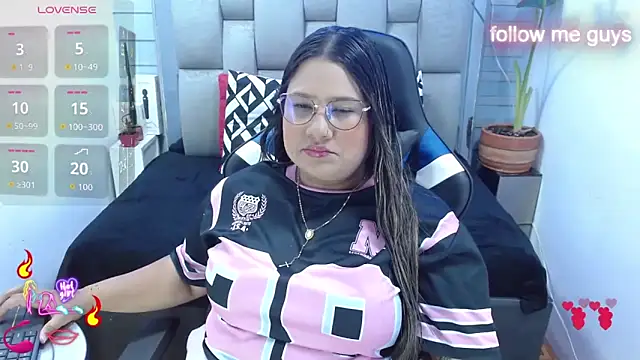 Snapshot of evelin_zaens chatting on June 2026 05:03:02 AM evelin zaens online show from June 2026 05:03:02 AM