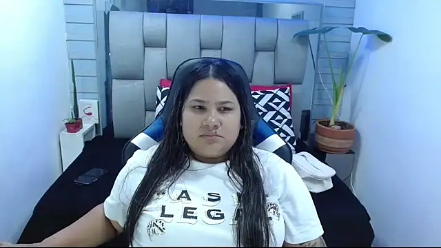 Snapshot of evelin_zaens chatting on June 2026 04:46:01 AM evelin zaens online show from June 2026 04:46:01 AM
