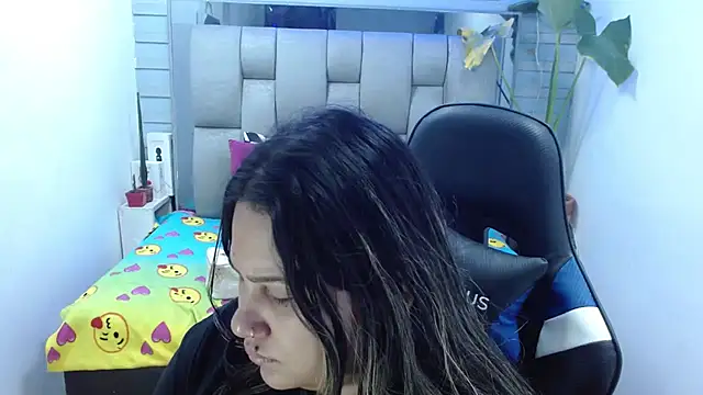 Snapshot of evelin_zaens chatting on July 2026 06:28:01 AM evelin zaens online show from July 2026 06:28:01 AM