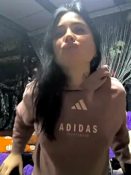 Snapshot of KikiXRed chatting on November 2025 01:32:01 PM KikiXRed online show from November 2025 01:32:01 PM