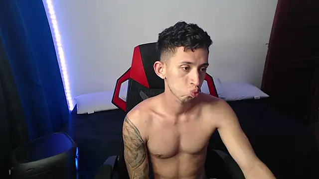 Snapshot of stevenSEX123 chatting on January 2025 01:32:01 AM stevenSEX123 online show from January 2025 01:32:01 AM