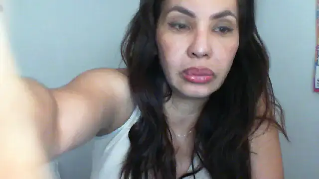 Snapshot of salome__milf chatting on April 2026 05:03:02 AM salome milf online show from April 2026 05:03:02 AM