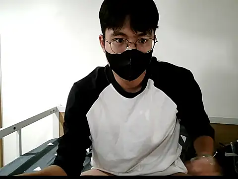 Gwencloudy online show from October 2025 03:41:01 PM