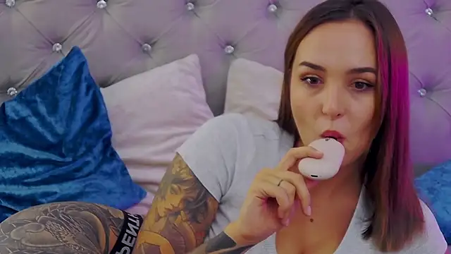 Snapshot of MeIisaLove chatting on September 2025 08:20:02 PM MeIisaLove online show from September 2025 08:20:02 PM