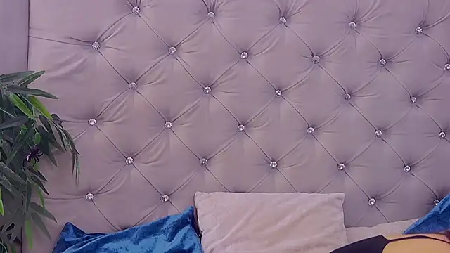 Snapshot of MeIisaLove chatting on October 2025 07:45:01 PM MeIisaLove online show from October 2025 07:45:01 PM