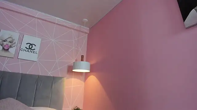 Snapshot of dolly_zoe chatting on December 2025 09:42:02 PM dolly zoe online show from December 2025 09:42:02 PM