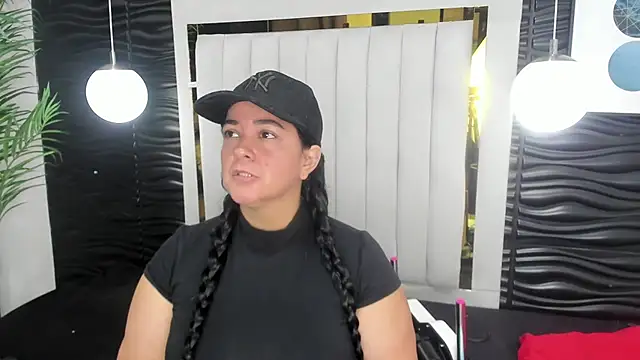 Snapshot of lucia_vonne_ chatting on February 2025 12:00:02 PM lucia vonne  online show from February 2025 12:00:02 PM