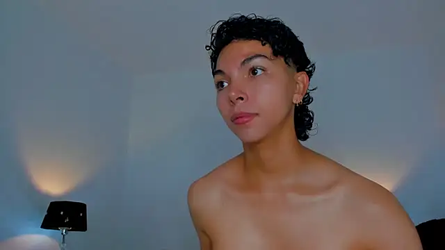 xhenisa  online show from November 2025 06:30:01 PM