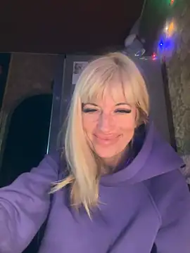 Snapshot of AlinaGrosu chatting on February 2025 12:30:01 AM AlinaGrosu online show from February 2025 12:30:01 AM